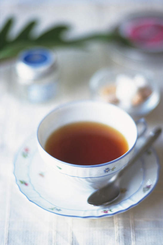 无人,竖图,俯视,室内,特写,白天,幸福,餐桌,茶,桌子,餐具,叶子,一堆,许多,堆叠,堆积,朦胧,模糊,碟子,罐子,盘,红茶,食品,糖,糖果,甜点,甜品,绿叶,娱乐,方糖,玻璃制品,食物,饮料,盘子,玻璃瓶,瓶子,碟,甜食,享受,休闲,温馨,嫩叶,放松,乐趣,餐台,堆,舒适,硬糖,叶,叶片,彩图,高角度拍摄