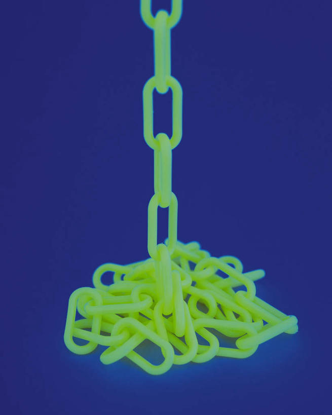 无人,竖图,室内,特写,白天,正面,数码,科技,静物,阴影,蓝色背景,网络,金属,高光,几何,计算机图形,合成,一个,铁链,单个,链条,电脑合成图,数码合成图,写实,具体,具象,彩图