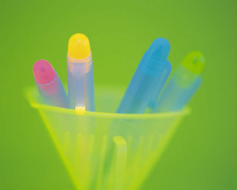 无人,横图,室内,特写,白天,正面,数码,科技,静物,杯子,绿色背景,阴影,网络,笔,高脚杯,办公用品,圆珠笔,高光,几何,计算机图形,合成,玻璃制品,文具,一个,酒杯,学习用品,四支,单个,文具用品,电脑合成图,数码合成图,写实,具体,具象,玻璃杯,彩图