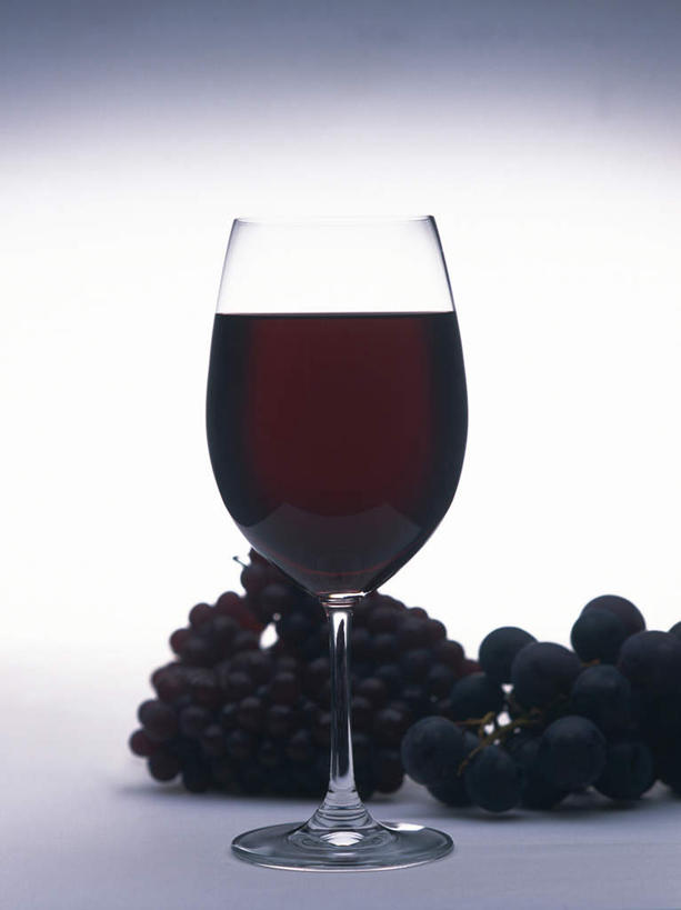 葡萄酒,无人,竖图,室内,特写,白天,白色背景,正面,餐桌,桌子,葡萄,杯子,水果,新鲜,高脚杯,生食,食品,果实,红酒杯,一杯,两串,玻璃制品,酒,食物,饮料,黑色,酒杯,红葡萄酒,摄影,有机食品,绿色食品,影棚,餐台,玻璃杯,山葫芦,蒲桃,草龙珠,彩图,影棚拍摄,拍摄