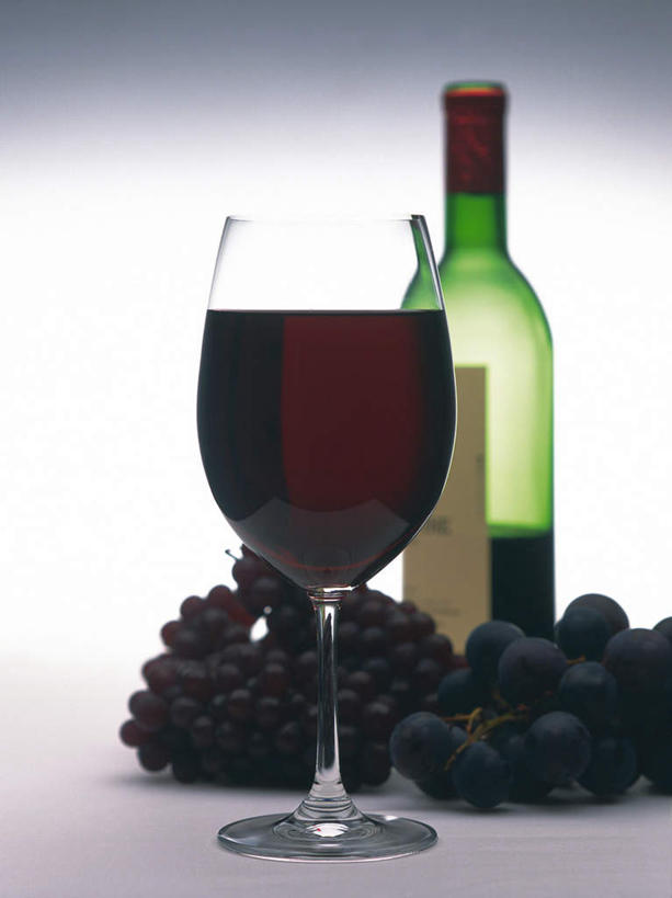 葡萄酒,无人,竖图,室内,特写,白天,白色背景,正面,葡萄,静物,杯子,朦胧,模糊,高脚杯,红酒杯,一杯,红酒瓶,两串,玻璃制品,酒,酒瓶,饮料,紫色,玻璃瓶,酒杯,瓶子,红葡萄酒,摄影,影棚,玻璃杯,山葫芦,蒲桃,草龙珠,彩图,影棚拍摄,拍摄