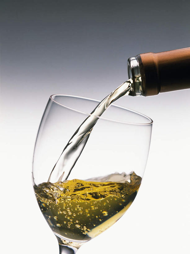 葡萄酒,无人,竖图,室内,特写,白天,白色背景,正面,杯子,倒,朦胧,模糊,高脚杯,气泡,红酒杯,白葡萄酒,一杯,红酒瓶,玻璃制品,酒,酒瓶,饮料,玻璃瓶,酒杯,瓶子,摄影,流动,影棚,玻璃杯,彩图,影棚拍摄,拍摄