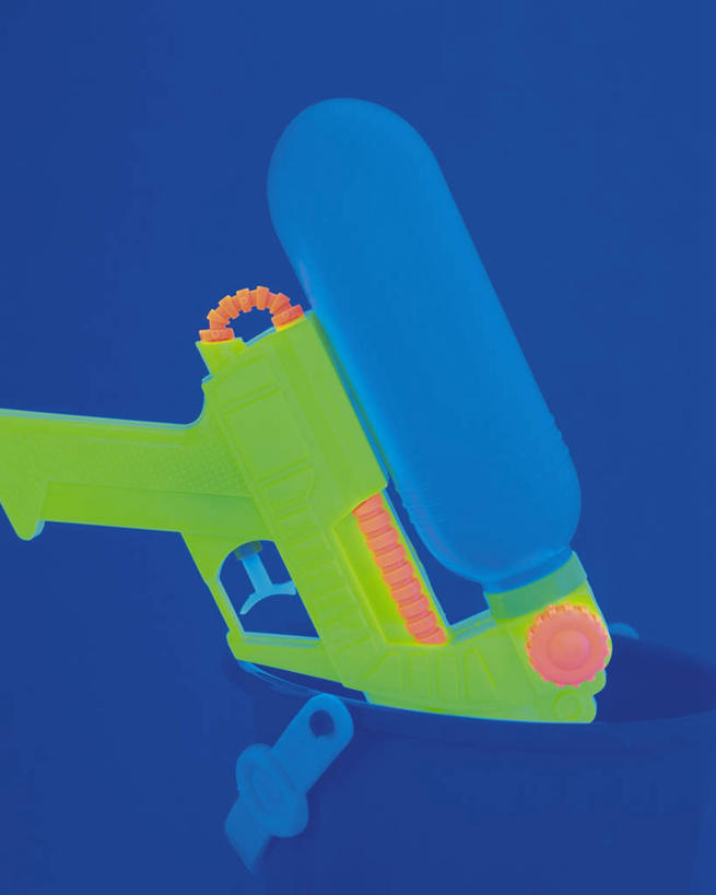 无人,竖图,俯视,室内,特写,白天,游戏,数码,科技,静物,玩具,阴影,蓝色背景,网络,枪,高光,几何,计算机图形,玩,合成,娱乐,一个,休闲,益智,单个,活动,水枪,电脑合成图,数码合成图,发泄,消遣,智力,枪械,写实,具体,具象,宣泄,玩耍,嬉戏,彩图,高角度拍摄