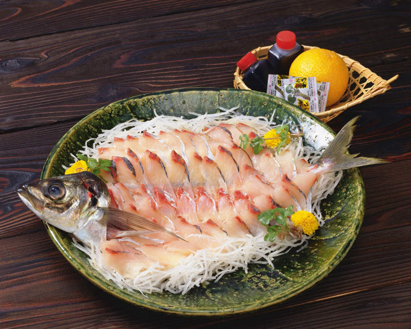 生鱼片,芥末,无人,横图,俯视,室内,特写,白天,烹饪,餐桌,桌子,柑橘,萝卜,白萝卜,蔬菜,餐具,水果,两瓶,一排,许多,新鲜,整齐,碟子,盘,调料,生食,日本料理,鱼片,料理,食品,果实,调味品,调味料,酱油,萝卜丝,切丝,菜肴,美食,食物,排列,一个,盘子,瓶子,塑料制品,碟,日式料理,日式,塑料瓶,摄影,佳肴,有机食品,绿色食品,影棚,单个,餐台,马鲛鱼,队列,山葵,蓝点马鲛鱼,鰆鱼,鱍鱼,竹鲛,土魠鱼,马加,梭齿土魠鱼,芥子末,芥辣粉,辣根,橘子,桔子,橙子,橙,莱菔,彩图,高角度拍摄,影棚拍摄,拍摄,刺身