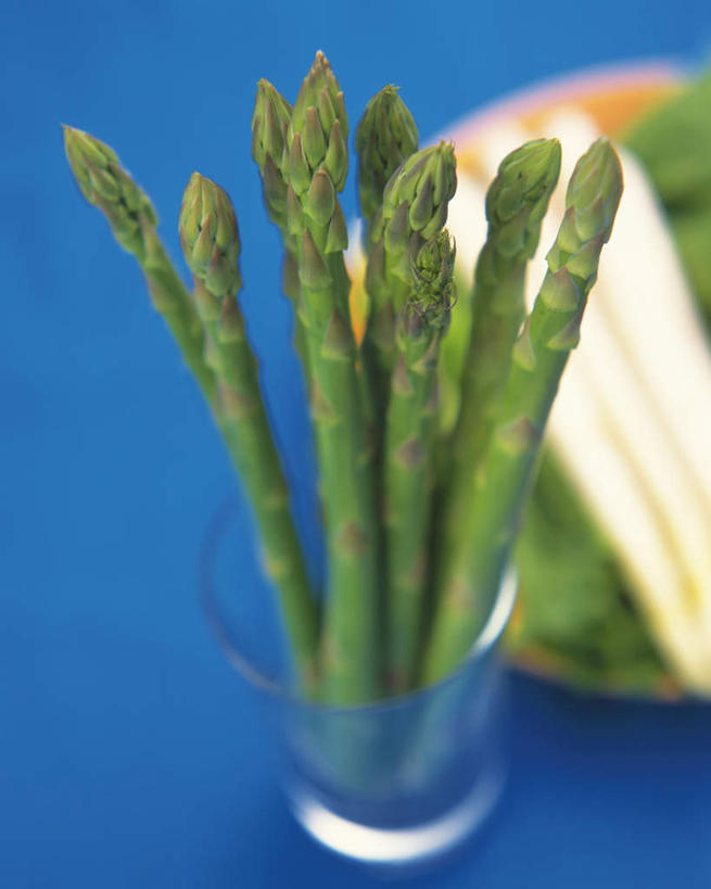 无人,竖图,俯视,室内,特写,白天,芦笋,蔬菜,杯子,蓝色背景,新鲜,食品,玻璃制品,食物,水杯,摄影,有机食品,绿色食品,影棚,玻璃杯,猪尾巴,药鸡豆子,石刁柏,蚂蚁杆,龙须菜,狼尾巴根,彩图,高角度拍摄,影棚拍摄,拍摄