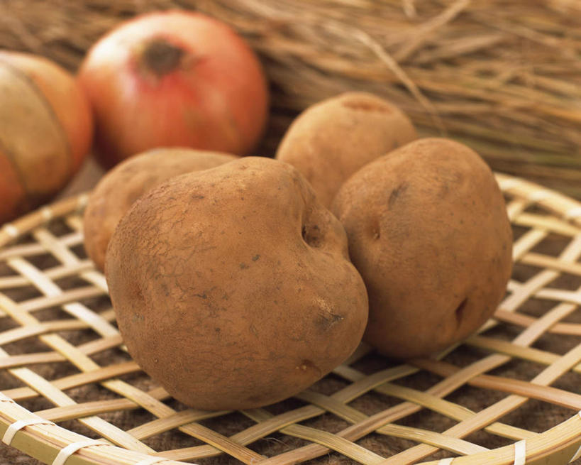 无人,横图,俯视,室内,特写,白天,蔬菜,土豆,洋葱,新鲜,箩筐,食品,食物,摄影,有机食品,绿色食品,影棚,馍馍蛋,圆葱,洋芋,洋葱头,山药蛋,球葱,马铃薯,彩图,高角度拍摄,影棚拍摄,拍摄