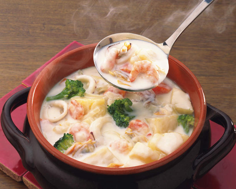 海鲜,无人,餐厅,横图,俯视,室内,特写,白天,烹饪,西餐,餐桌,桌子,蔬菜,餐具,新鲜,勺子,汤,虾,料理,食品,切块,盛,水产,菜肴,美食,海洋生物,食物,调羹,汤匙,碗,西式,摄影,佳肴,有机食品,绿色食品,影棚,餐台,水生动物,海产品,水生物,海底动物,进餐用具,烹调用具,彩图,高角度拍摄,影棚拍摄,拍摄,餐馆,饭店,饭馆,舀