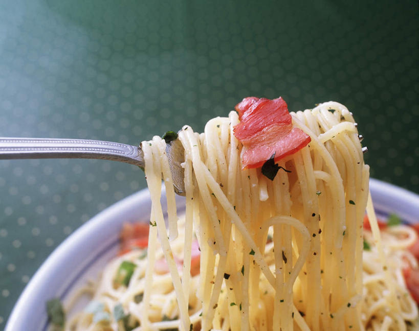 面食,面条,意大利面,无人,餐厅,横图,俯视,室内,特写,白天,西餐,餐桌,桌子,叶子,切碎,装饰,布料,勺子,面,肉,料理,食品,绿叶,布纹,盛,猪肉,肉类,桌布,食物,餐巾,调羹,台布,汤匙,嫩叶,西式,摄影,影棚,餐台,华丽,修饰,点缀,肉食,豚肉,衬托,美观,雅致,雅观,叶,叶片,彩图,高角度拍摄,影棚拍摄,拍摄,餐馆,饭店,饭馆,舀