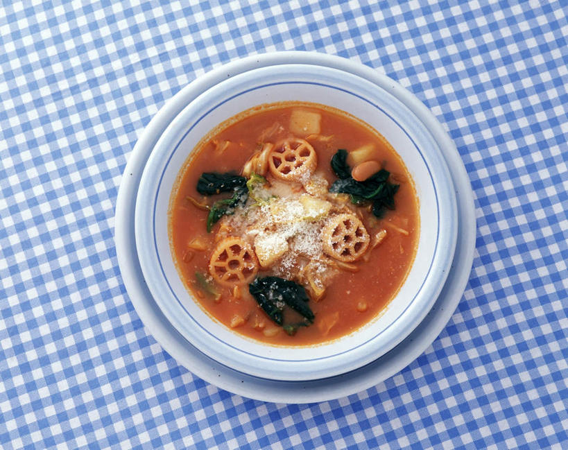 面食,面条,意大利面,无人,餐厅,横图,俯视,室内,特写,白天,西餐,餐桌,桌子,蔬菜,餐具,布料,碟子,方格,格子,盘,面,汤,料理,食品,布纹,桌布,食物,蓝色,白色,盘子,餐巾,碟,台布,藕片,西式,摄影,影棚,餐台,彩图,高角度拍摄,影棚拍摄,拍摄,餐馆,饭店,饭馆