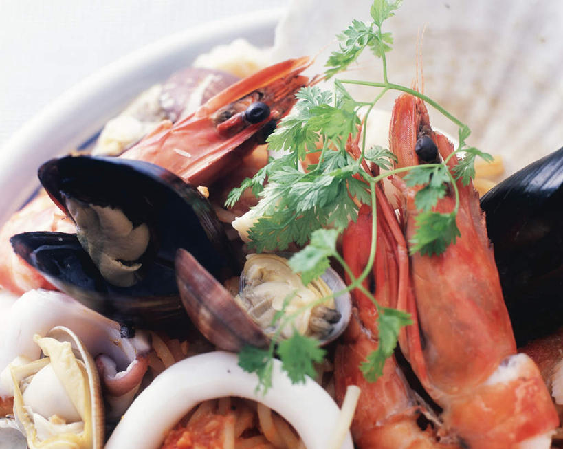 海鲜,面食,面条,意大利面,无人,餐厅,横图,俯视,室内,特写,白天,西餐,餐桌,桌子,鱿鱼,餐具,布料,碟子,盘,面,虾,料理,食品,布纹,水产,鱿鱼圈,海洋生物,桌布,食物,蓝色,盘子,餐巾,碟,台布,西式,摄影,影棚,餐台,水生动物,海产品,水生物,蛏子,海底动物,柔鱼,枪乌贼,彩图,高角度拍摄,影棚拍摄,拍摄,餐馆,饭店,饭馆