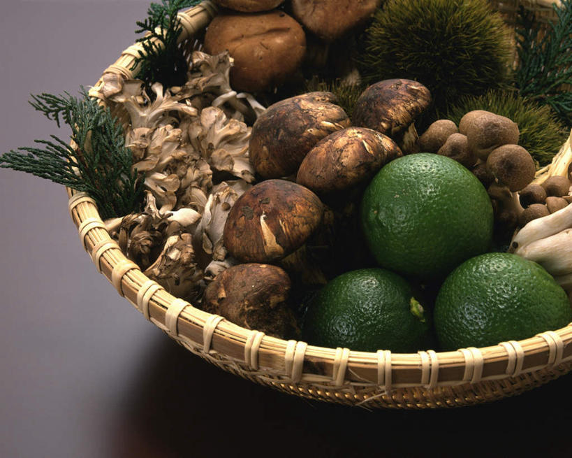 无人,横图,俯视,室内,特写,白天,桌面,柑橘,一堆,许多,阴影,堆叠,堆积,竹制,反射,篮子,影子,菌菇,香菇,褐色,菌类,竹扁,平菇,一个,黄色,绿色,竹筐,食用菌,海藻,竹编,单个,堆,海草,竹制品,姬菇,糙皮侧耳,侧耳,黑牡丹菇,橘子,桔子,橙子,橙,彩图,高角度拍摄