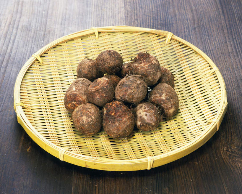 无人,横图,俯视,室内,特写,白天,白色背景,桌面,蔬菜,一堆,许多,阴影,堆叠,堆积,竹制,新鲜,反射,篮子,影子,芋头,食品,褐色,竹扁,食物,黄色,竹筐,摄影,有机食品,绿色食品,影棚,竹编,堆,竹制品,青芋,芋艿,彩图,高角度拍摄,影棚拍摄,拍摄