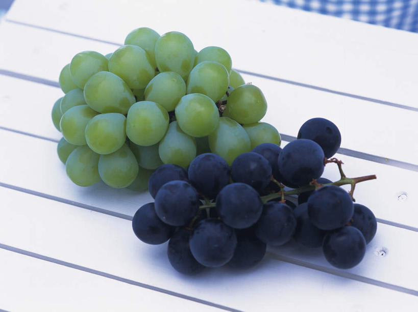 无人,横图,俯视,室内,特写,白天,地板,葡萄,水果,一排,阴影,新鲜,整齐,光线,影子,生食,食品,果实,地面,两串,木地板,食物,排列,绿色,紫色,阳光,有机食品,绿色食品,队列,山葫芦,蒲桃,草龙珠,彩图,高角度拍摄