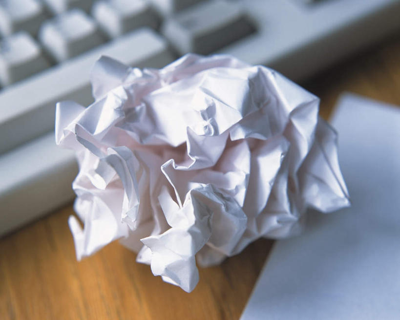 无人,横图,俯视,室内,特写,白天,键盘,桌子,静物,一团,阴影,朦胧,模糊,反射,影子,纸,办公桌,输入设备,通讯设备,一个,白色,纸团,单个,废纸,通信设备,按键,彩图,高角度拍摄