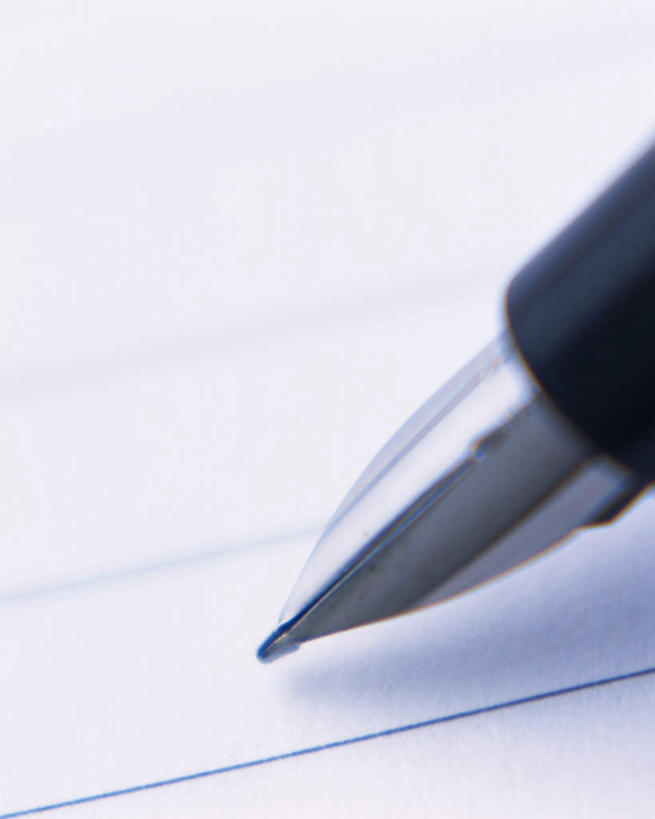 无人,竖图,俯视,室内,特写,白天,静物,一张,阴影,朦胧,模糊,反射,笔,影子,纸,办公用品,钢笔,文具,白纸,学习用品,耀眼,笔尖,文具用品,明亮,一支,尖锐,彩图,高角度拍摄