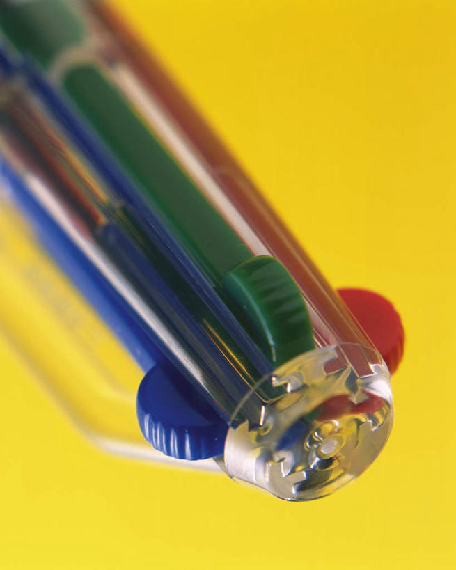 无人,竖图,俯视,室内,特写,白天,静物,黄色背景,朦胧,模糊,笔,办公用品,圆珠笔,文具,红色,蓝色,绿色,黑色,学习用品,文具用品,彩图,高角度拍摄