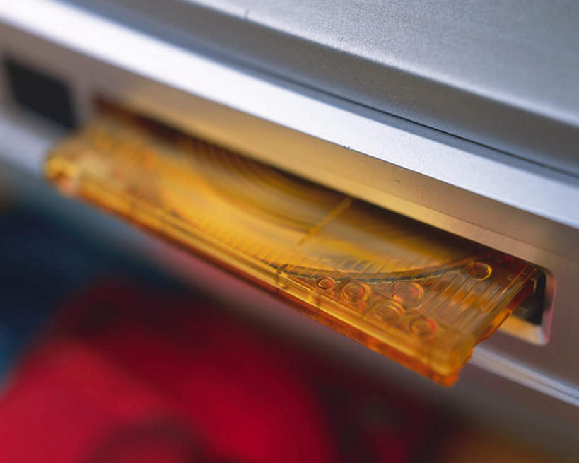 无人,横图,俯视,室内,特写,白天,陶醉,快乐,数据,桌面,静物,一片,朦胧,模糊,信息,光盘,光碟,音乐,音乐播放器,存储介质,一个,红色,享受,单个,碟片,光驱,存储,彩图,高角度拍摄,播放器,沉醉