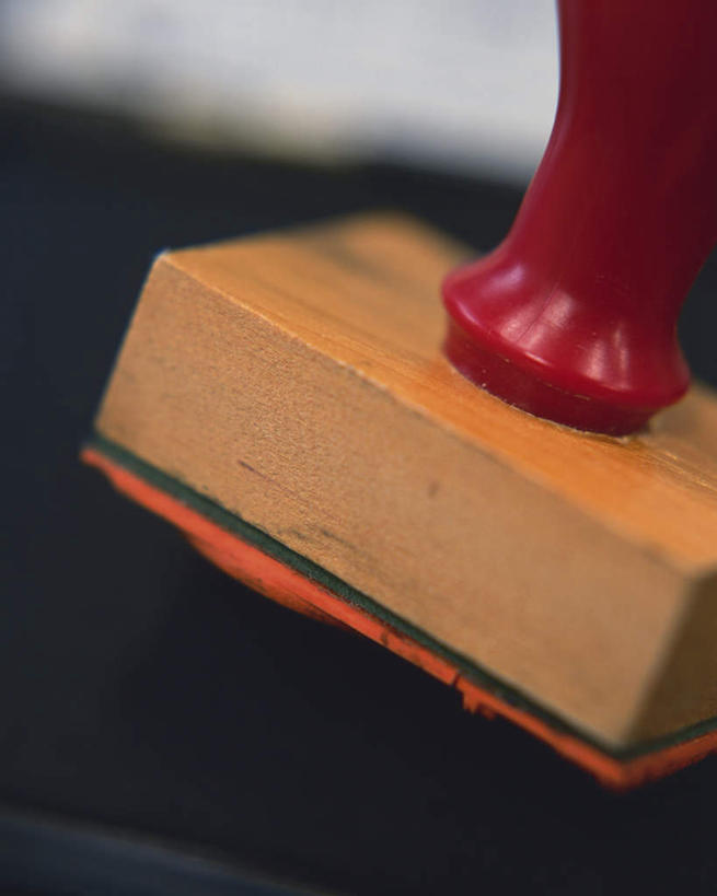 无人,竖图,俯视,室内,特写,白天,静物,阴影,黑色背景,朦胧,模糊,反射,方格,影子,一个,红色,单个,印章,敲章,盖章,彩图,高角度拍摄