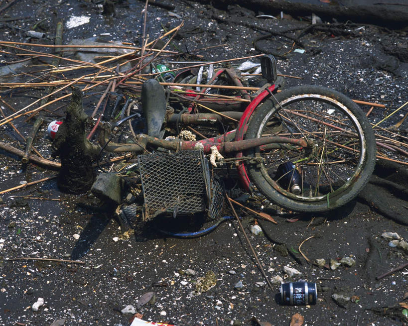 无人,横图,俯视,室外,白天,自行车,静物,金属制品,一辆,许多,阴影,环保,残缺,光线,铁,金属,圆形,影子,破损,车,脚踏车,一个,阳光,轮胎,交通工具,单个,废铁,回收,资源,回收站,利用,低碳,循环,彩图,高角度拍摄