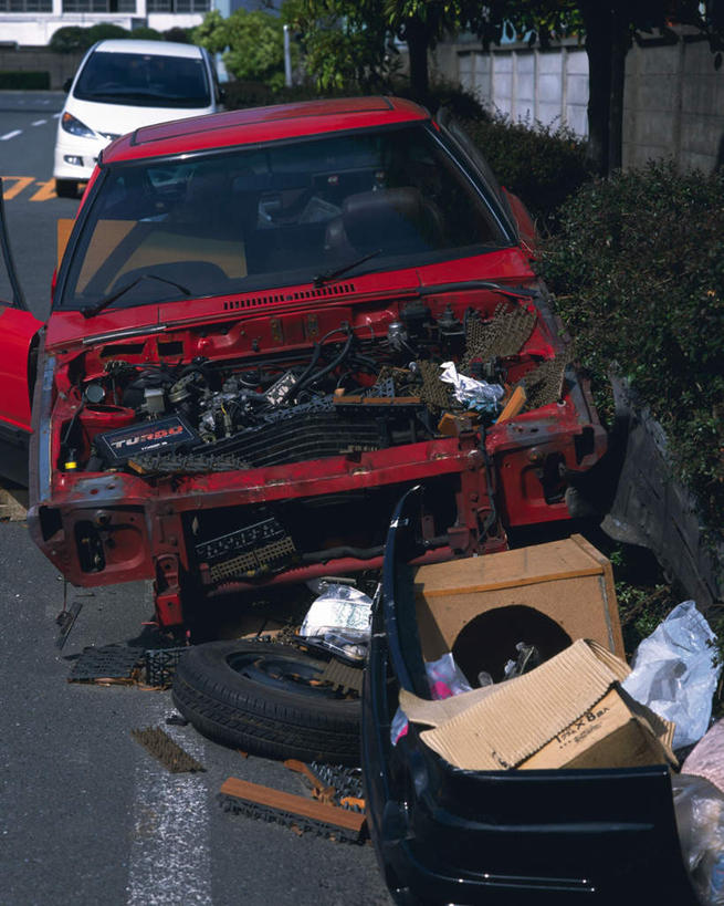 无人,竖图,室外,白天,正面,植物,道路,路,汽车,静物,一堆,一辆,许多,阴影,堆叠,堆积,环保,破碎,光线,铁,影子,纸箱,墙,小路,垃圾,地面,交通,墙壁,墙面,车,树,树木,红色,绿色,阳光,自然,交通工具,轿车,肮脏,生长,成长,堆,废铁,回收,资源,碾压,利用,低碳,循环,包装箱,污渍,彩图