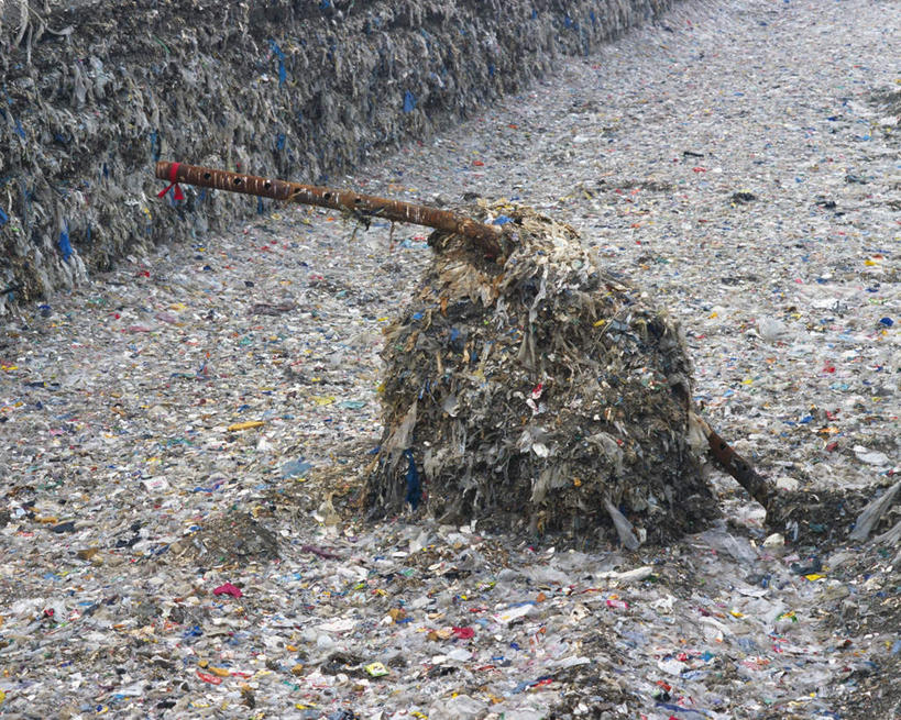 无人,横图,室外,白天,正面,静物,一堆,一根,许多,废弃,阴影,堆叠,堆积,环保,破碎,生锈,光线,影子,垃圾,阳光,肮脏,堆,废铁,垃圾场,回收,资源,丢弃,碾压,利用,低碳,循环,邋遢,污渍,龌龊,污秽,彩图