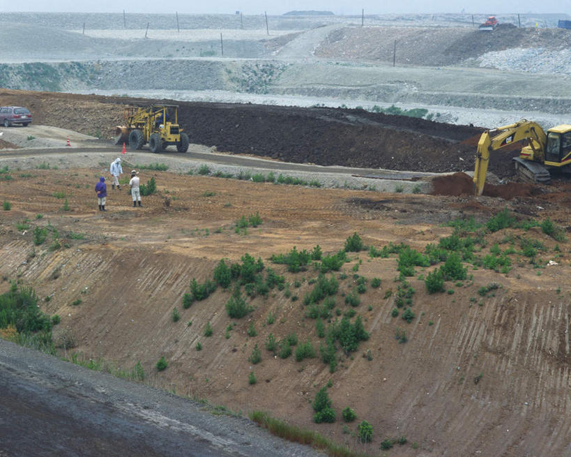 东方人,三个人,站,说,横图,俯视,室外,白天,讨论,成功,合作,团队,集体,信心,草地,草坪,植物,道路,路,汽车,亚洲,一堆,一辆,许多,废弃,堆叠,堆积,泥土,小路,垃圾,交通,黄种人,队伍,车,草,黄色,绿色,交通工具,轿车,站着,肮脏,堆,垃圾场,领导,成就,丢弃,合伙,领袖,挖土机,推土车,邋遢,龌龊,污秽,交流,男人,男性,中年男性,亚洲人,沟通,讲话,交谈,商讨,说话,谈话,站立,彩图,高角度拍摄,全身