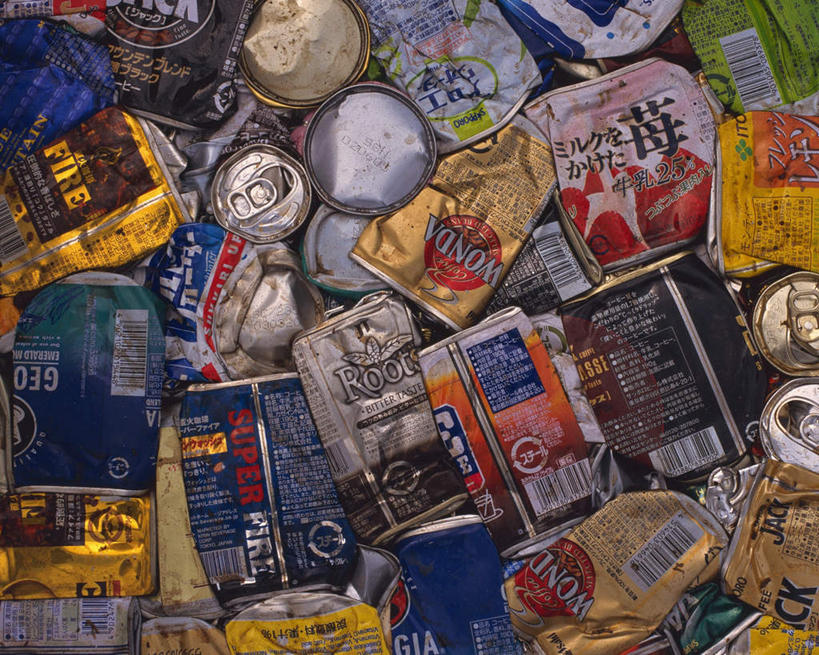 无人,横图,俯视,室内,特写,白天,静物,一堆,许多,堆叠,堆积,环保,破碎,标志,方格,数字,文字,字符,字母,标识,破损,易拉罐,堆,铝制品,污染,回收,资源,碾压,利用,低碳,循环,污渍,铝,彩图,高角度拍摄