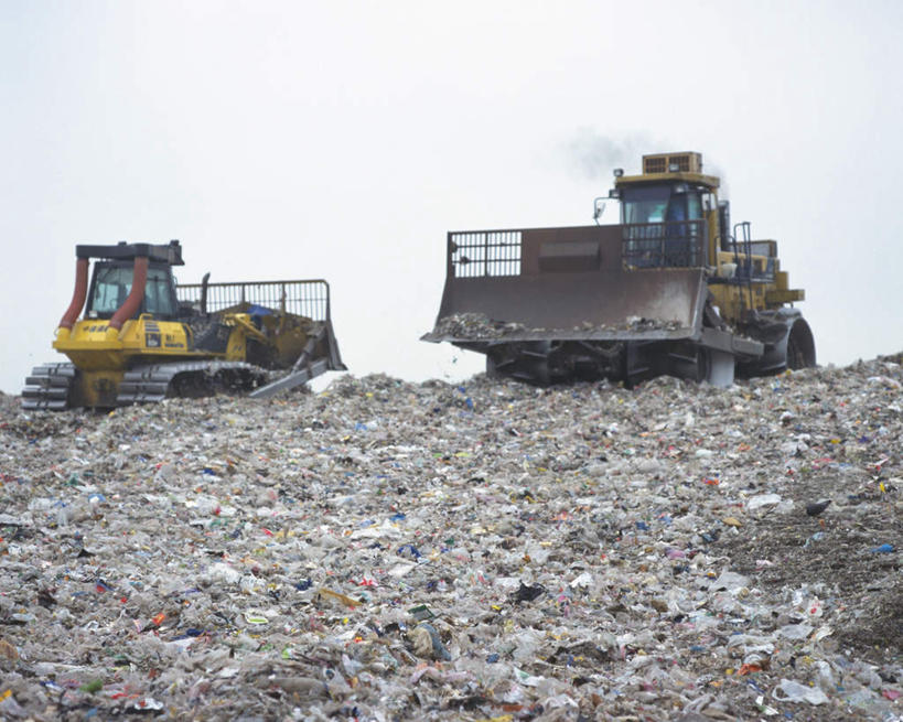 无人,横图,室内,白天,正面,两辆,一堆,许多,废弃,堆叠,堆积,环保,垃圾,黄色,天空,天,肮脏,堆,垃圾场,回收,资源,丢弃,利用,推土车,低碳,循环,邋遢,龌龊,污秽,彩图