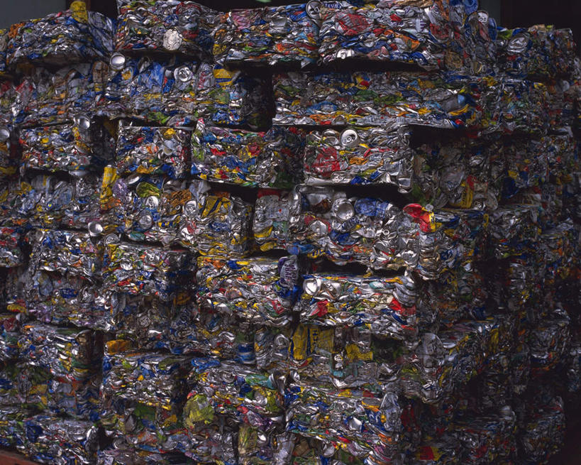 无人,横图,室内,特写,白天,正面,静物,一堆,一排,许多,堆叠,堆积,环保,破碎,整齐,方格,破损,排列,易拉罐,堆,铝制品,污染,回收,资源,队列,碾压,利用,低碳,循环,污渍,铝,彩图