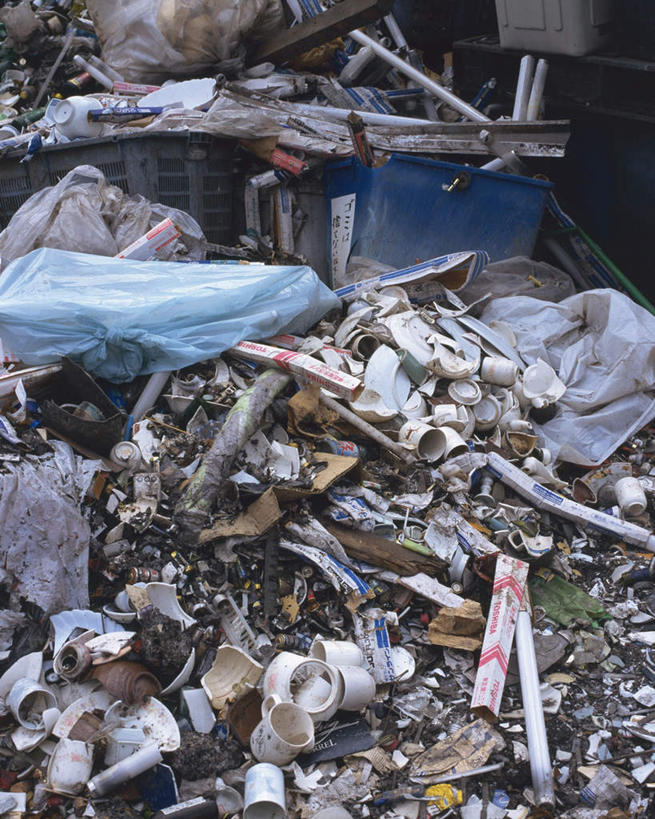 无人,竖图,俯视,室外,白天,静物,玻璃,照明,一堆,许多,堆叠,堆积,灯泡,陶瓷,垃圾,塑料袋,玻璃制品,灯,两个,蓝色,灯具,白炽灯,堆,废铁,垃圾场,照亮,照明工具,板条箱,白炽灯泡,彩图,高角度拍摄