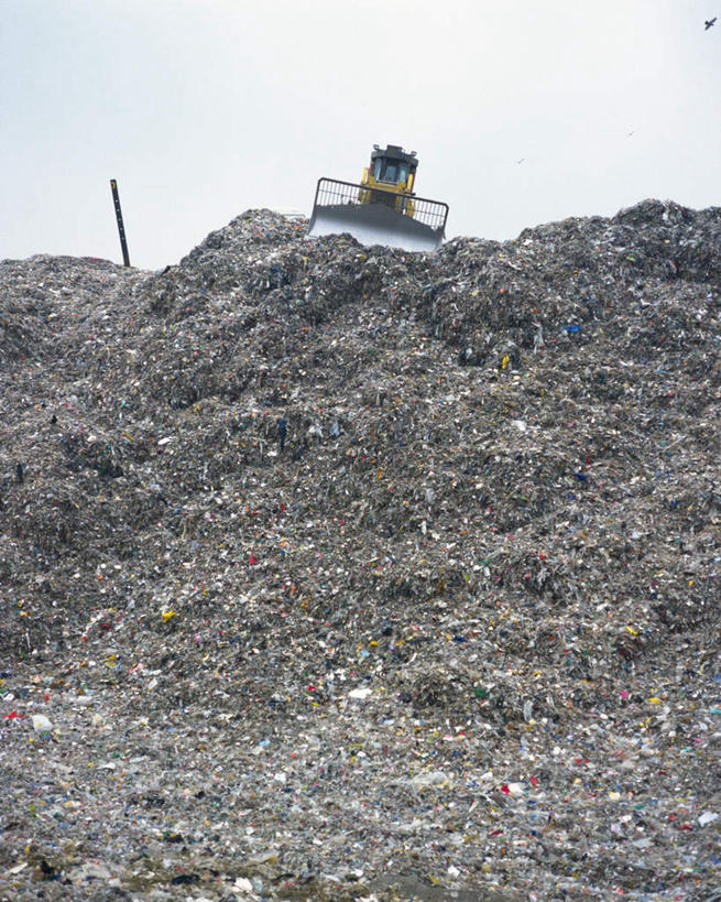 无人,竖图,室外,白天,仰视,鸟,野生动物,静物,三只,一堆,一辆,许多,飞翔,废弃,堆叠,堆积,环保,飞禽,垃圾,天空,动物,天,可爱,肮脏,活泼,堆,垃圾场,回收,资源,丢弃,推土机,利用,低碳,循环,邋遢,龌龊,污秽,彩图,低角度拍摄