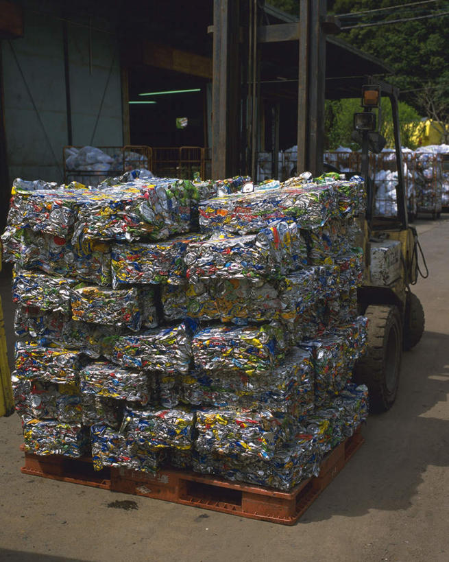 无人,竖图,室外,白天,正面,植物,静物,一堆,一辆,一排,许多,废弃,阴影,堆叠,堆积,环保,整齐,光线,方格,影子,墙,垃圾,墙壁,墙面,树,树木,排列,黄色,绿色,阳光,自然,肮脏,生长,成长,堆,垃圾场,铲车,回收,资源,队列,丢弃,利用,低碳,循环,邋遢,龌龊,污秽,彩图