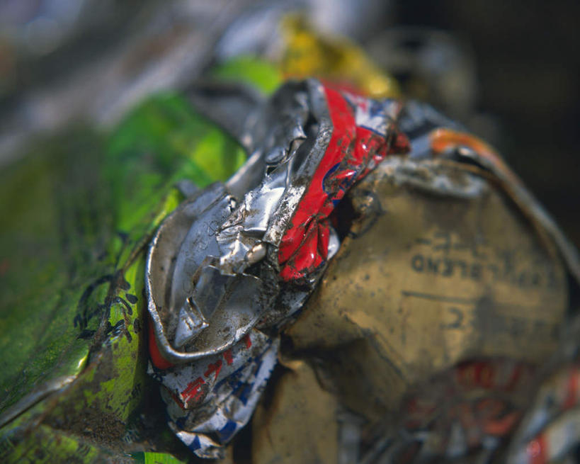 无人,横图,室外,特写,白天,正面,静物,一堆,许多,阴影,堆叠,堆积,环保,朦胧,模糊,破碎,光线,影子,破损,阳光,易拉罐,堆,铝制品,污染,回收,资源,碾压,利用,低碳,循环,污渍,铝,彩图