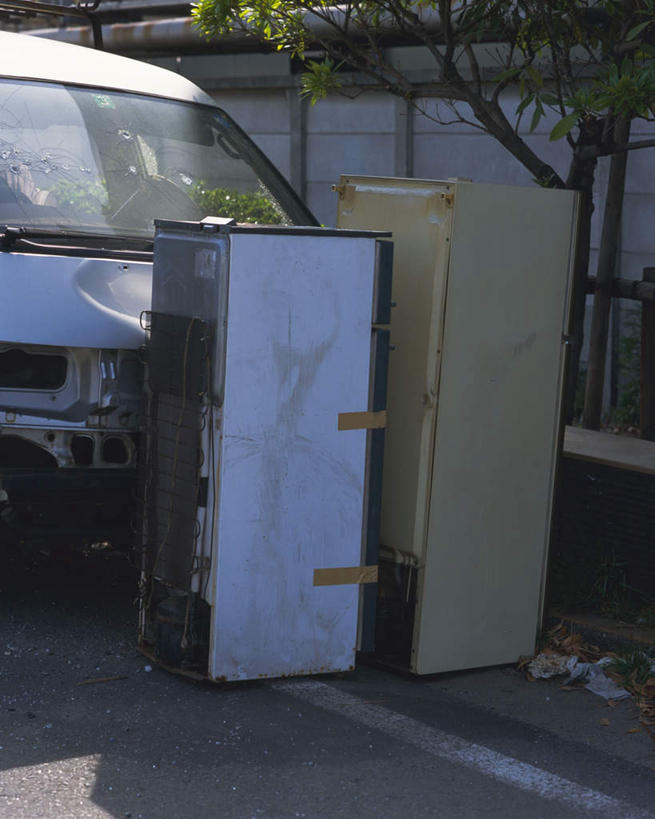 无人,竖图,室外,白天,正面,植物,汽车,静物,一辆,废弃,阴影,环保,破碎,光线,影子,冰箱,墙,地面,破损,墙壁,墙面,车,树,树木,两个,绿色,阳光,自然,交通工具,轿车,生长,成长,回收,资源,回收站,利用,低碳,循环,彩图