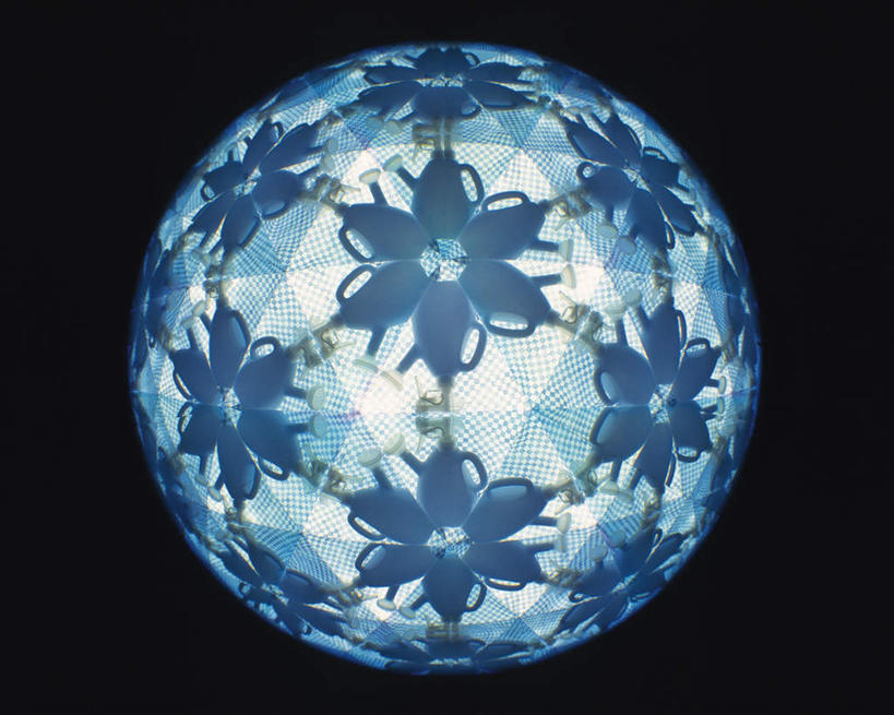 无人,横图,室内,特写,白天,正面,万花筒,一排,许多,黑色背景,花纹,条纹,整齐,结构,圆形,三角形,图案,洒水壶,排列,一个,蓝色,白色,框架,摄影,影棚,单个,轮廓,耀眼,明亮,队列,彩图,影棚拍摄,拍摄