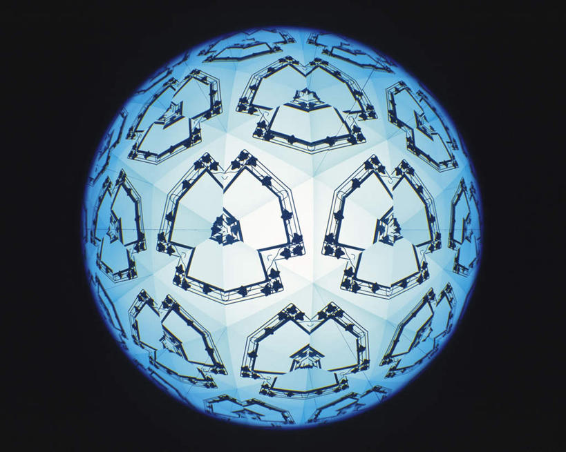 无人,横图,室内,特写,白天,正面,游戏,静物,玩具,万花筒,黑色背景,艺术,反射,图案,图形,光,玩,娱乐,一个,蓝色,休闲,益智,摄影,影棚,单个,活动,三棱镜,发泄,消遣,智力,光学,宣泄,玩耍,嬉戏,彩图,影棚拍摄,拍摄