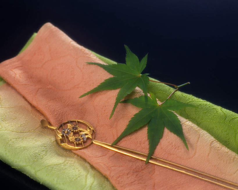 无人,横图,俯视,室内,特写,白天,桌面,桌子,叶子,日本,亚洲,黑色背景,布,丝绸,头饰,绿叶,发簪,黄色,发饰,嫩叶,摄影,影棚,金黄色,东亚,日本国,金饰,簪子,叶,叶片,彩图,高角度拍摄,影棚拍摄,拍摄,金子