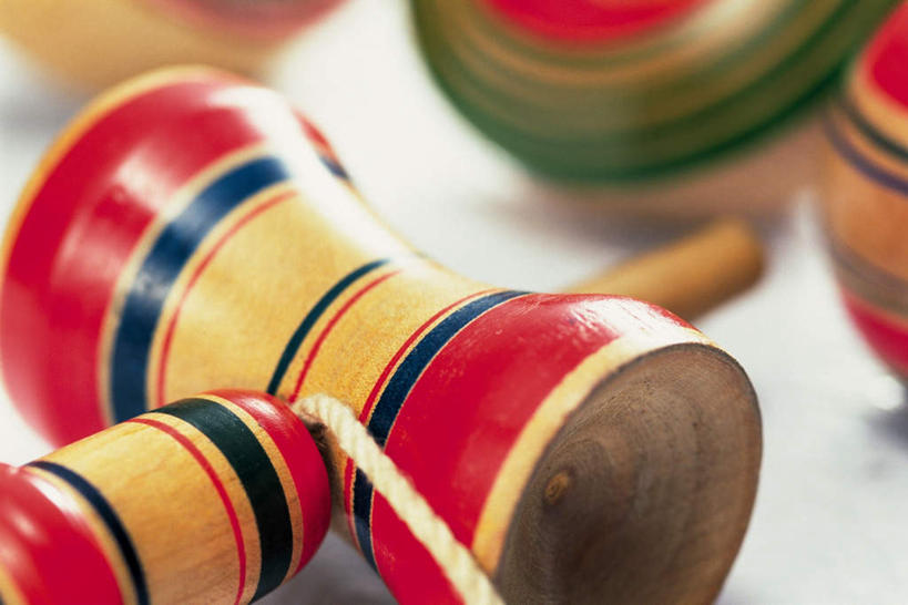 无人,横图,俯视,室内,特写,白天,游戏,桌面,桌子,静物,玩具,日本,亚洲,玩,娱乐,一个,红色,休闲,益智,单个,活动,发泄,消遣,智力,东亚,日本国,剑玉,日月球,宣泄,剑球,杯球,玩耍,嬉戏,彩图,高角度拍摄