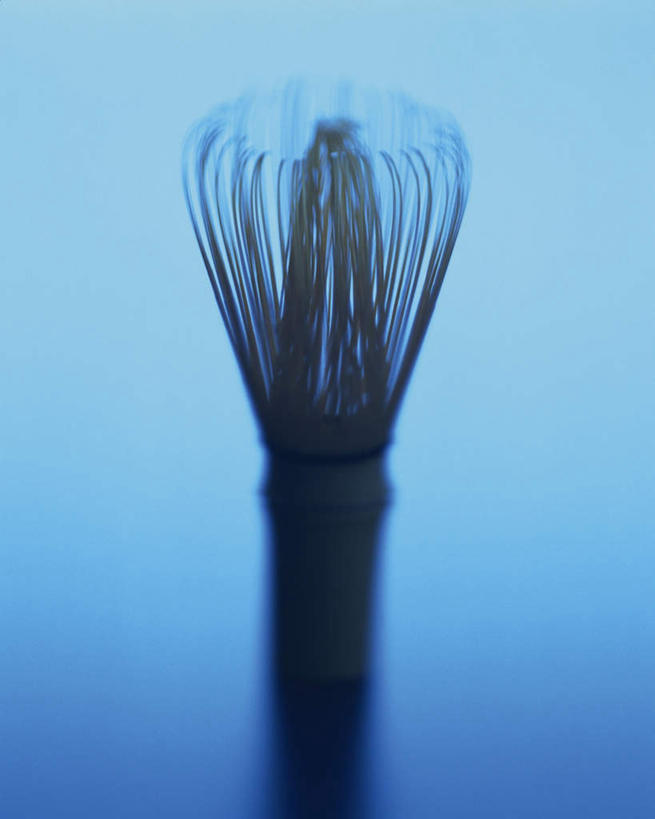 无人,竖图,俯视,室内,特写,白天,桌面,桌子,静物,阴影,蓝色背景,朦胧,模糊,反射,影子,一个,茶具,摄影,影棚,单个,茶筅,茶叶搅拌器,彩图,高角度拍摄,影棚拍摄,拍摄