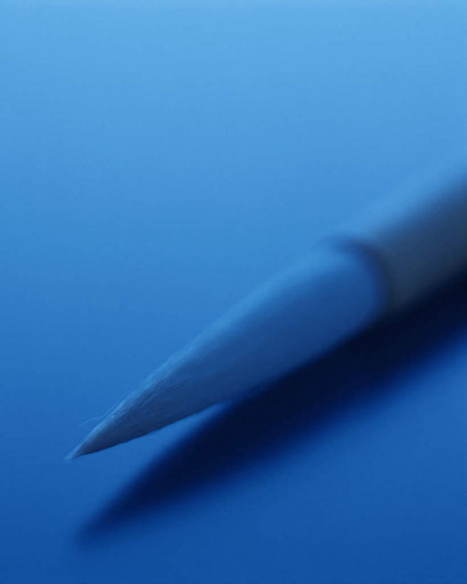 无人,竖图,俯视,室内,特写,白天,桌面,桌子,静物,阴影,蓝色背景,朦胧,模糊,反射,笔,毛笔,影子,办公用品,文化,文具,白色,学习用品,摄影,影棚,文具用品,一支,文房四宝,彩图,高角度拍摄,影棚拍摄,拍摄