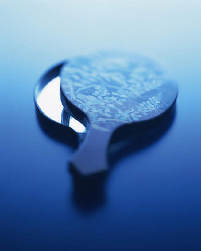 无人,竖图,俯视,室内,特写,白天,化妆,美容,镜子,桌面,桌子,静物,蓝色背景,朦胧,模糊,反射,一个,摄影,影棚,单个,镜像,梳妆镜,镜面,光学,彩图,高角度拍摄,影棚拍摄,拍摄