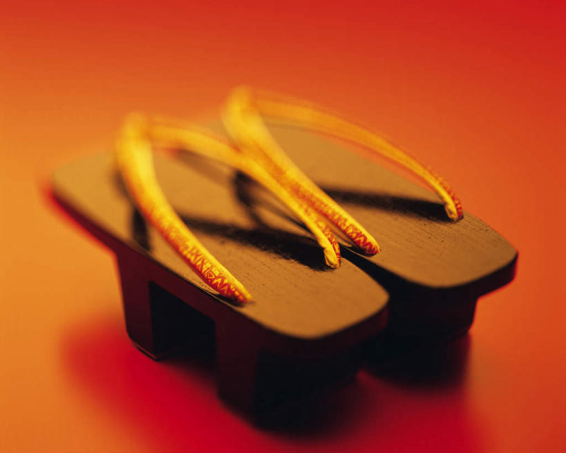 无人,横图,俯视,室内,特写,白天,桌面,桌子,静物,鞋子,日本,亚洲,一双,黄色背景,朦胧,模糊,木屐,摄影,影棚,木鞋,东亚,日本国,彩图,高角度拍摄,影棚拍摄,人字拖,人字拖鞋,拍摄