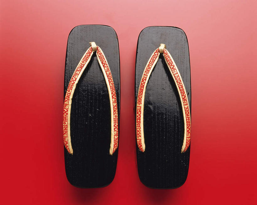 无人,横图,俯视,室内,特写,白天,凉鞋,鞋,桌面,桌子,静物,鞋子,日本,亚洲,一双,红色背景,摄影,影棚,东亚,日本国,彩图,高角度拍摄,影棚拍摄,夹趾拖鞋,人字拖,人字拖鞋,拍摄