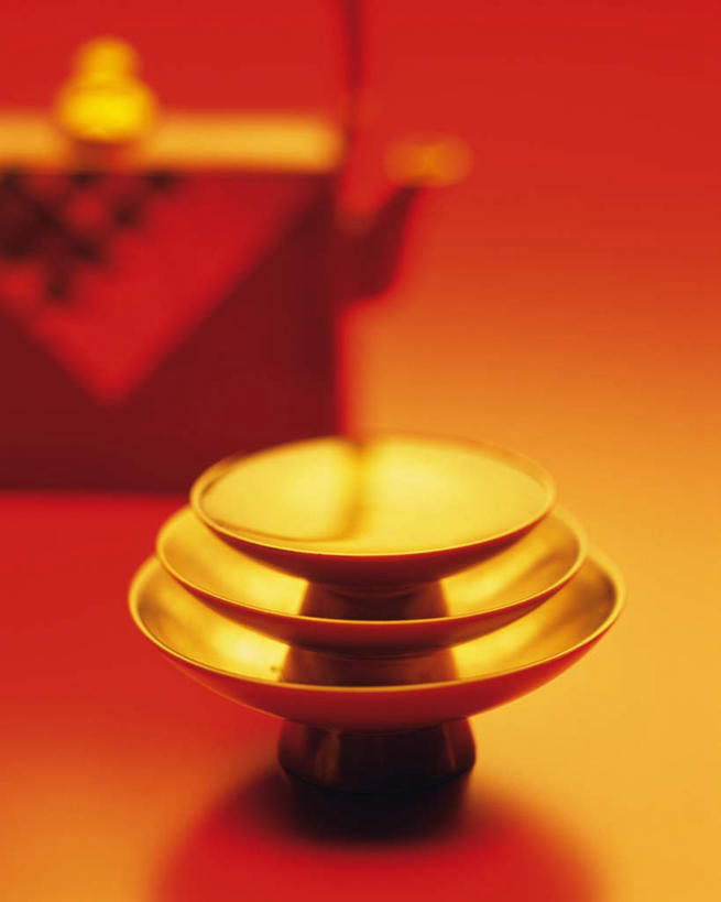 无人,竖图,俯视,室内,特写,白天,桌面,桌子,静物,杯子,黄色背景,朦胧,模糊,瓷器,陶瓷制品,米酒,一个,茶壶,酒杯,摄影,影棚,单个,瓷杯,彩图,高角度拍摄,影棚拍摄,拍摄