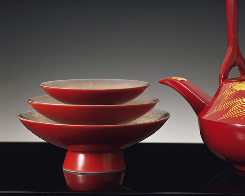 无人,横图,室内,特写,白天,正面,桌面,桌子,静物,杯子,一排,黑色背景,整齐,瓷器,陶瓷制品,水壶,排列,茶壶,摄影,影棚,队列,瓷杯,一套,彩图,影棚拍摄,拍摄