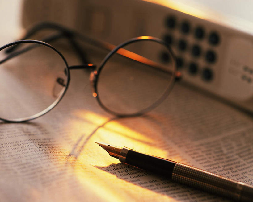 无人,横图,俯视,室外,特写,白天,阅读,桌面,桌子,静物,报纸,一副,学习,阴影,朦胧,模糊,光线,笔,眼镜,影子,办公用品,钢笔,文化,文具,阳光,学习用品,看,浏览,一份,文具用品,一支,近视眼镜,彩图,高角度拍摄