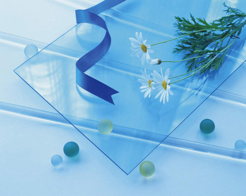 无人,横图,俯视,室内,白天,白色背景,桌面,桌子,玻璃,盛开,丝绸,丝带,玛格丽特,花蕾,弹珠,绸带,雏菊,花,花瓣,花朵,鲜花,花苞,花蕊,球体,菊花,摄影,影棚,延命菊,幸福花,春菊,马兰头花,彩图,高角度拍摄,影棚拍摄,拍摄