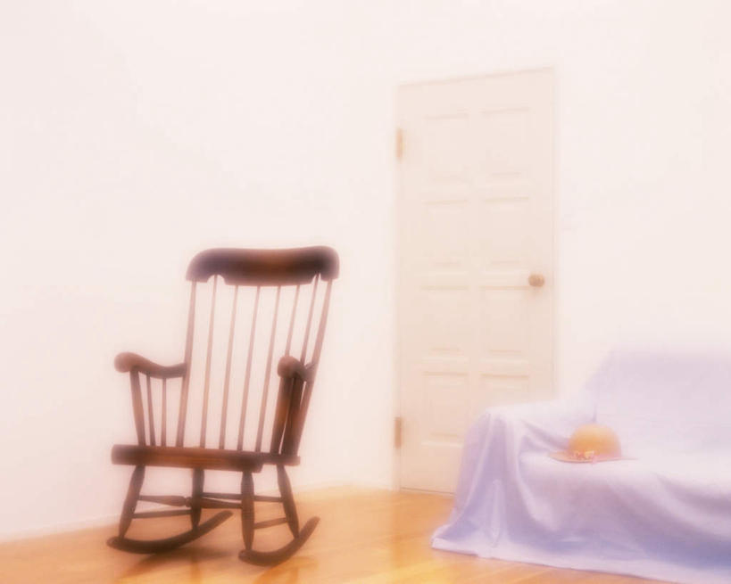 无人,横图,室内,白天,正面,门,沙发,帽子,椅子,朦胧,模糊,草帽,木椅,墙,躺椅,墙壁,墙面,门框,布艺沙发,彩图