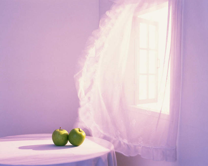 无人,横图,俯视,室内,白天,窗户,桌面,桌子,苹果,水果,阴影,新鲜,光线,影子,墙,生食,食品,青色,果实,玻璃窗,墙壁,墙面,食物,两个,阳光,有机食品,绿色食品,窗纱,彩图,高角度拍摄
