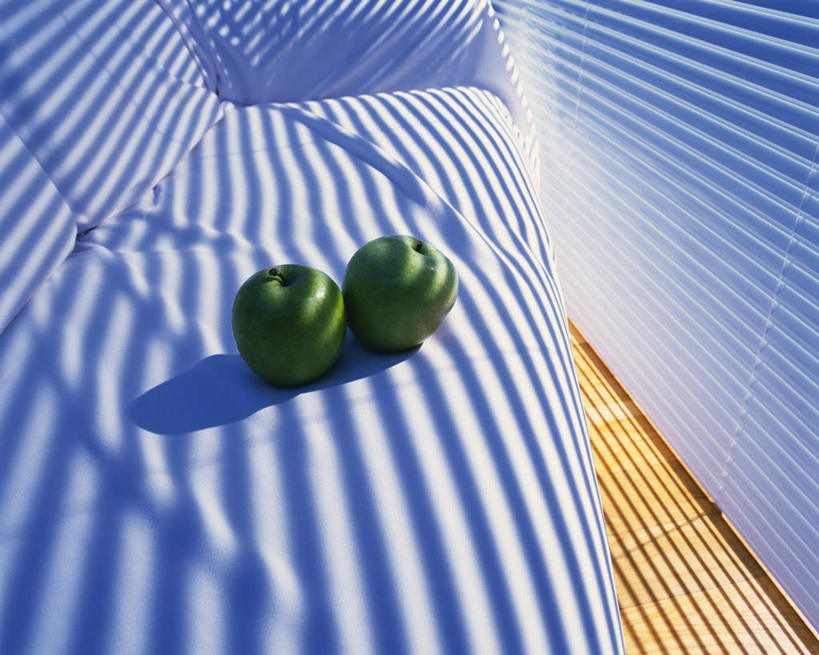 无人,横图,俯视,室内,白天,窗户,沙发,苹果,水果,阴影,新鲜,光线,影子,生食,食品,青色,果实,玻璃窗,食物,两个,阳光,百叶帘,有机食品,绿色食品,布艺沙发,彩图,高角度拍摄